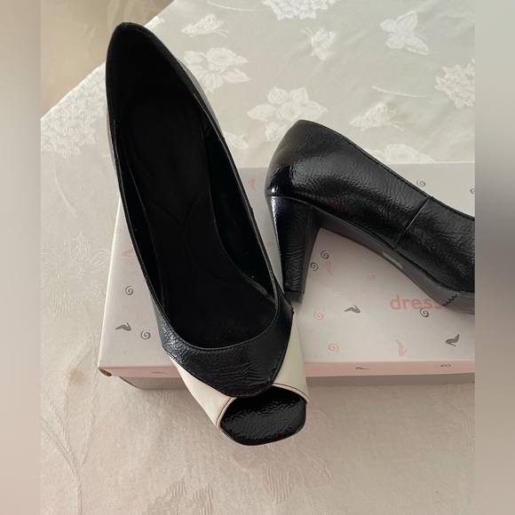 90’s Black and white patent leather spectator shoes. - Picture 2 of 9